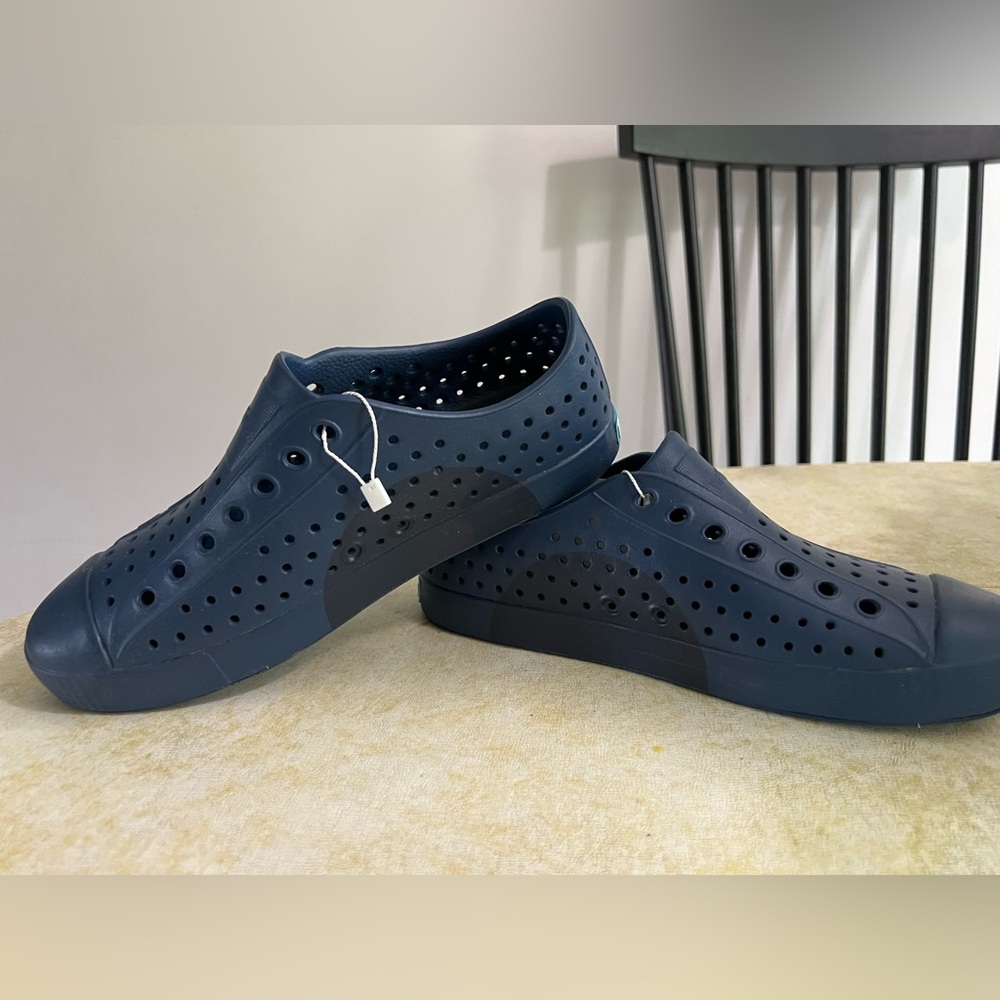 Native Shoes Navy Blue Jefferson Women’s size 8